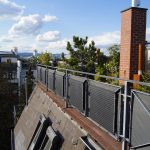 Sechs ultra-leichte Solarmodule an einem Dachterrassen-Geländer.