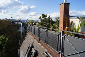 Sechs ultra-leichte Solarmodule an einem Dachterrassen-Geländer.