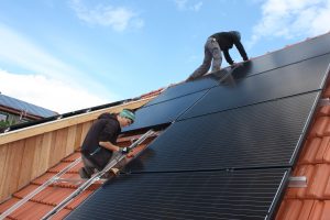 Solarselbstbauanlage: Kerstin und Benny beim Verkabeln