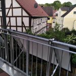 Aufständerungsdreieck Aluminium verschraubt am Balkongeländer