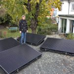 Person auf Garagendach mit vier Montagewannen