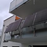 Zwei Photovoltaik-Module an Glasbalkon, etwas aufgeständert