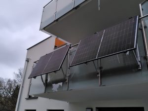 Zwei Photovoltaik-Module an Glasbalkon, etwas aufgeständert