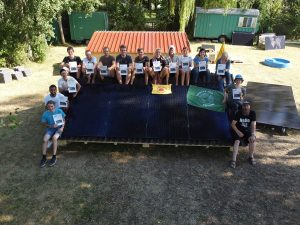 20 junge Erwachsene rund um vier Photovoltaik-Module beim Solarcamp in Braunschweig 2022