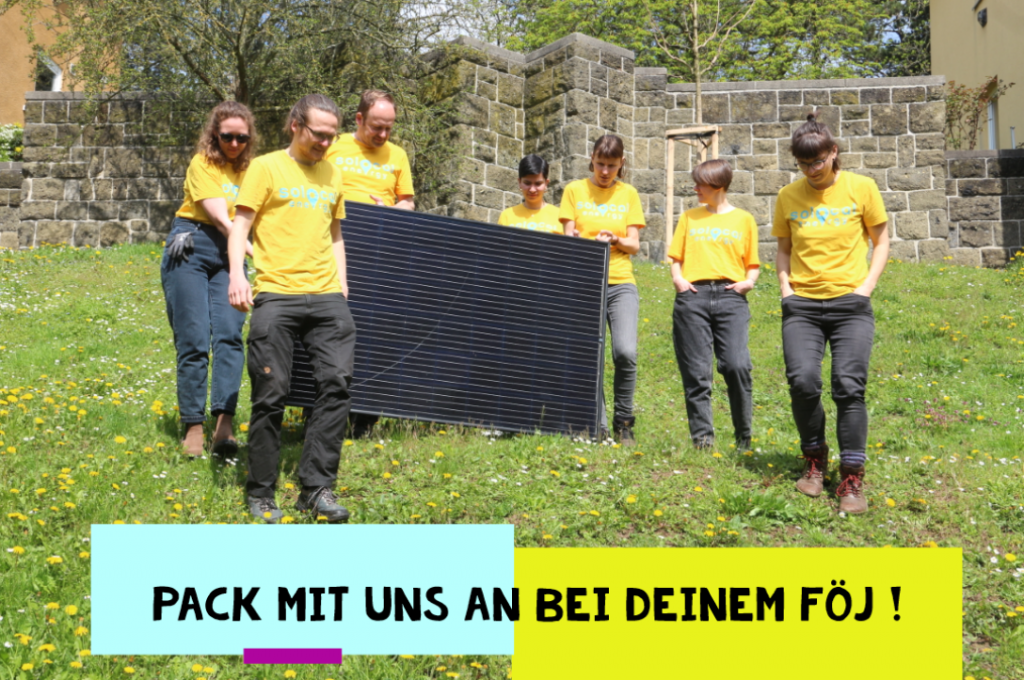 Das Team von SoLocal Energy trägt ein Solarmodul, Schriftzug Pack mit uns an bei deinem FÖJ!