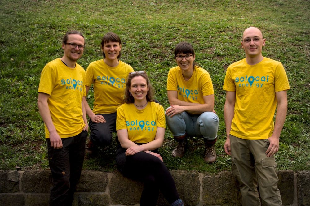 Das Team von SoLocal Energy: Arvid, Anne, Anni, Kerstin und Lukas in ihren gelben SoLocal Energy-Shirts