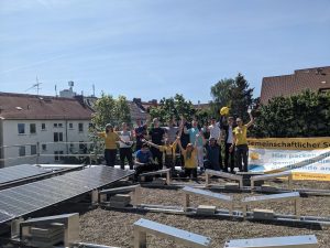Gruppe Schüler*innen mit SoLocal-Kollektivmitgliedern an der PV-Anlage auf dem Dach der Goetheschule