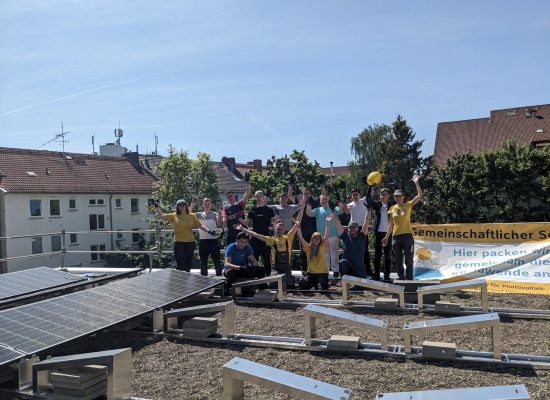 Gruppe Schüler*innen mit SoLocal-Kollektivmitgliedern an der PV-Anlage auf dem Dach der Goetheschule