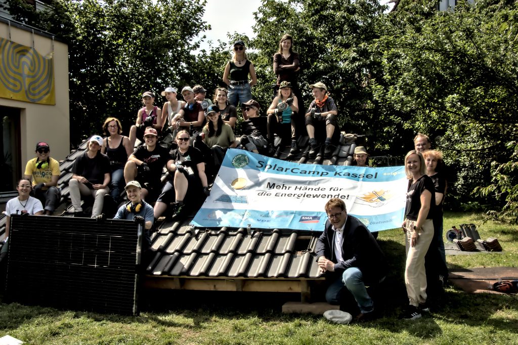 Die SolarCamp-Teilnehmer*innen am Musterdach mit unseren Kooperationspartnern