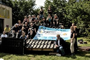 Die SolarCamp-Teilnehmer*innen am Musterdach mit unseren Kooperationspartnern