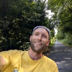 2025-07_Thomas_vorlaeufig-scaled-r8u392si4vf62l76fno33049r0dcx3f763kr7du4no