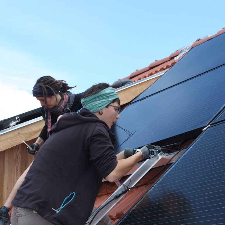 Solarselbstbauanlage: Kerstin und Lea beim Verkabeln